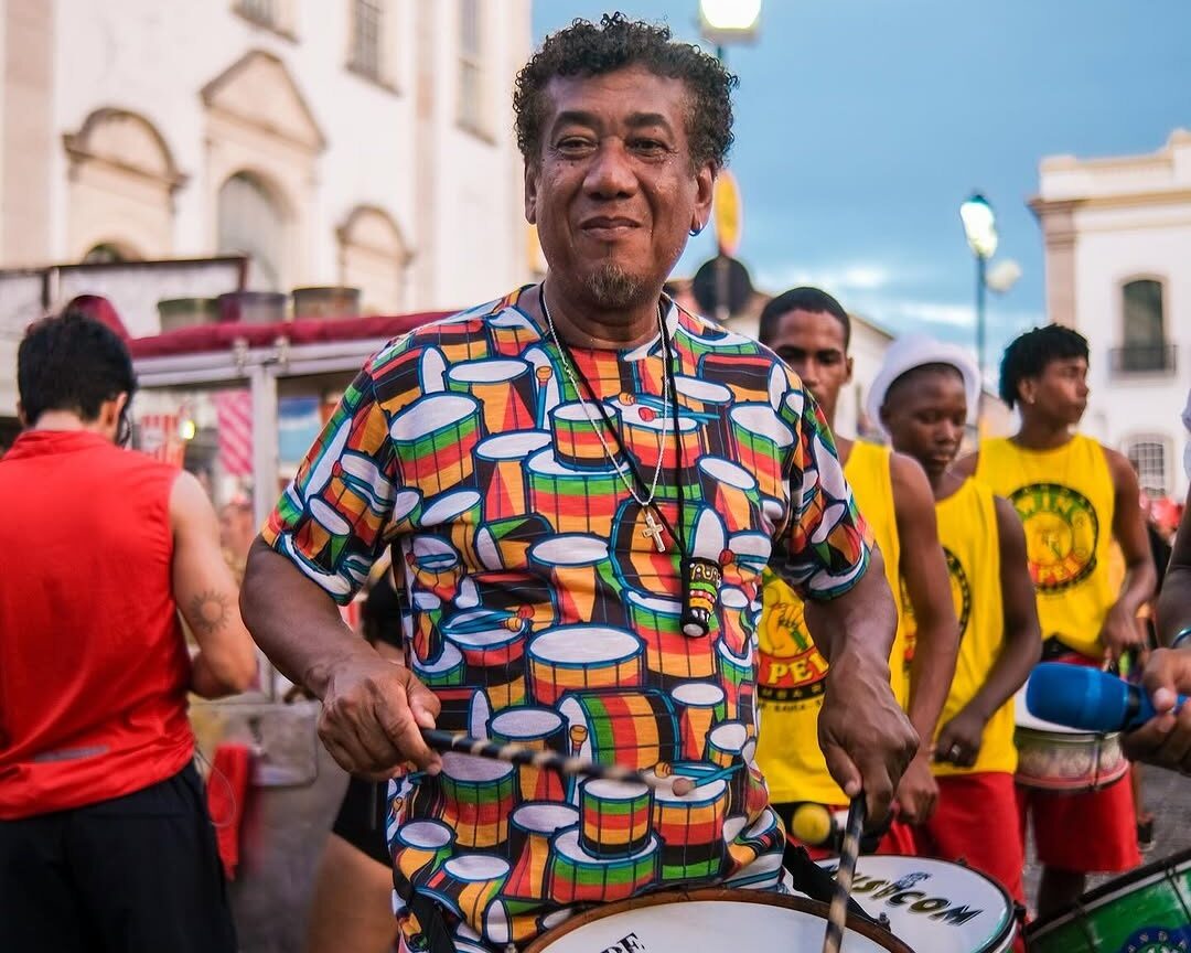 Mestre Jackson, um dos precursores do Samba Reggae no Olodum, ministra oficinas em Goiás