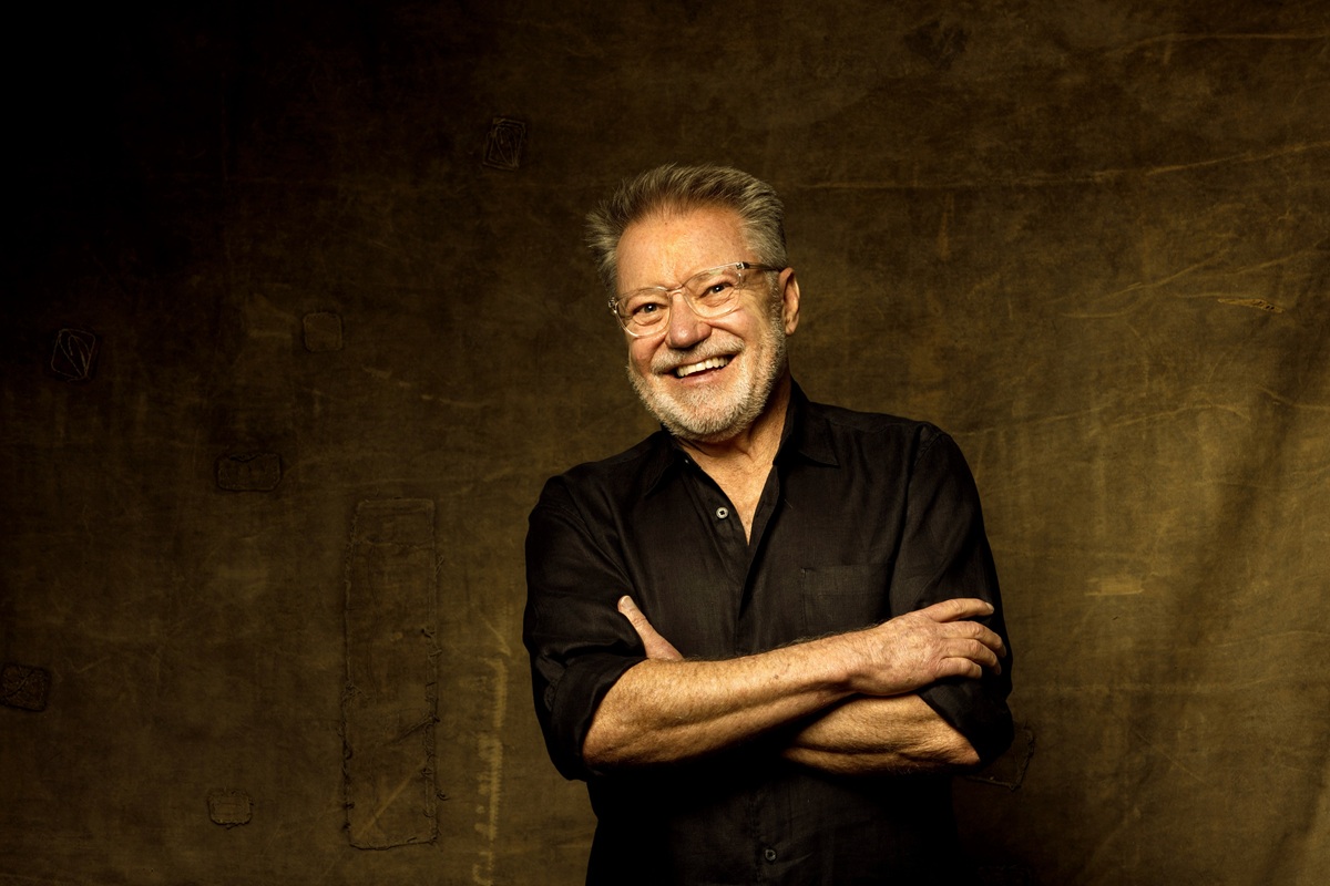 João Caetano, cantor e compositor de trilhas de novelas, lança álbum ‘Mil Voltas’ com dois shows em Goiânia