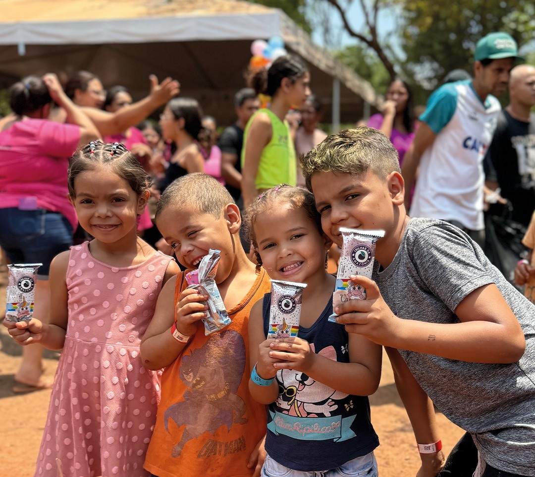 Trilhas da Amazônia leva doçura e solidariedade ao Residencial JK no Dia das Crianças