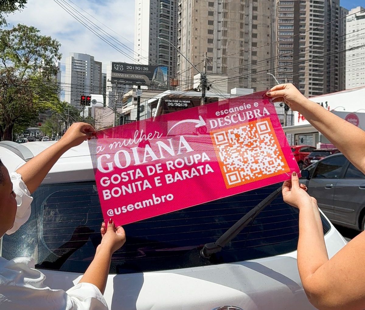 Adesivaço Rosa movimenta loja Ambrô e viraliza nas redes sociais em Goiânia