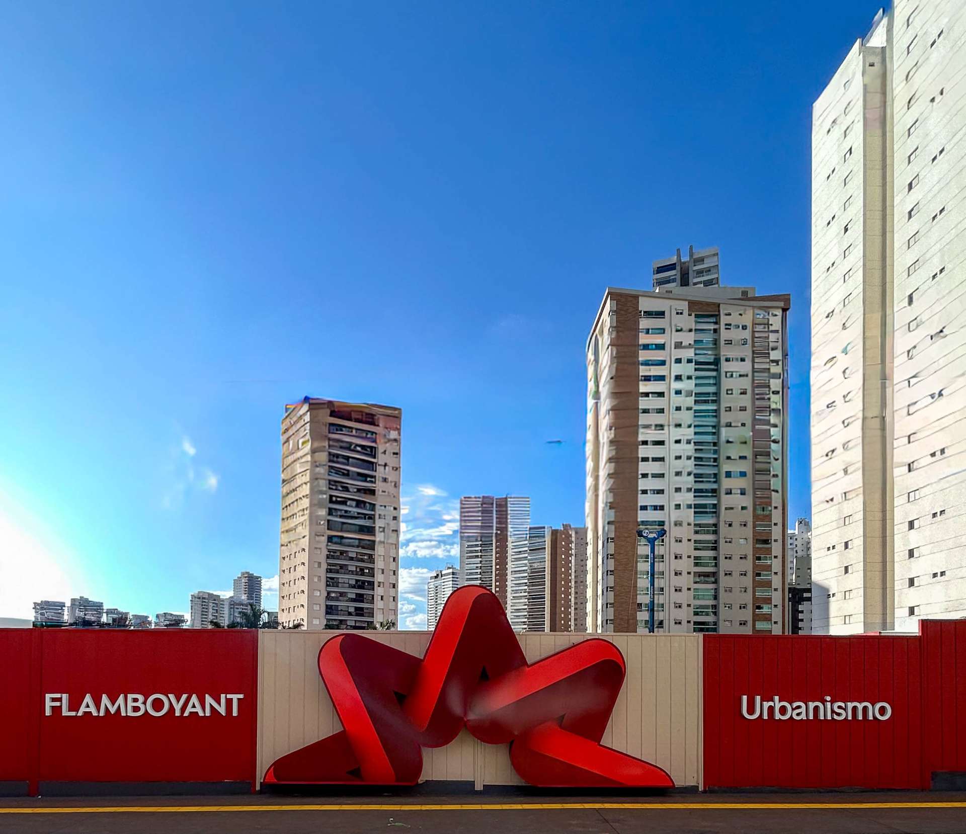 Flamboyant Urbanismo transforma tapume de obra em espaço de convivência para comunidade 