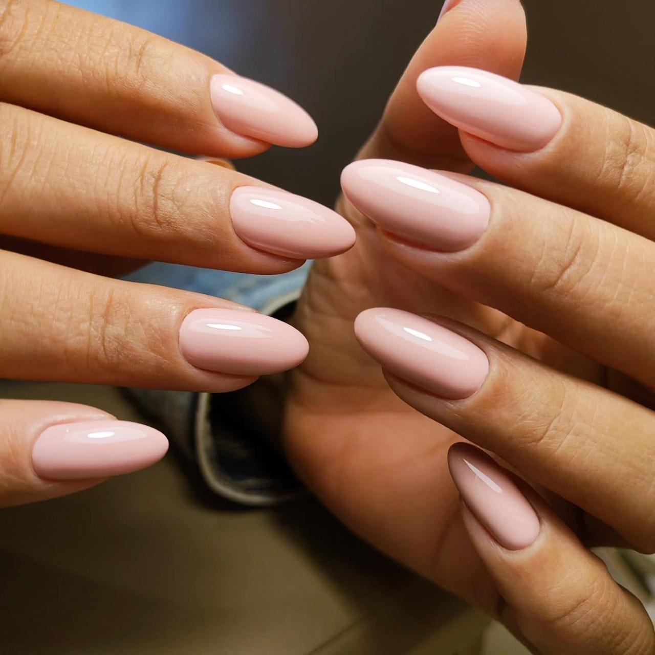 Com férias e temperaturas altas, técnica russa se torna aposta para mulheres que buscam unhas de longa duração