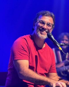 TomChris celebra identidade goiana e 35 anos de música com a turnê “Raízes e Canções”