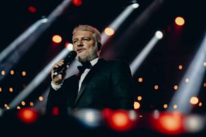 Fred Mayrink interpreta Frank Sinatra no espetáculo “Sinatra For You” no Teatro Goiânia
