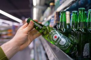 Heineken anuncia corte de até 6.000 empregos globais em meio à queda no consumo de cerveja