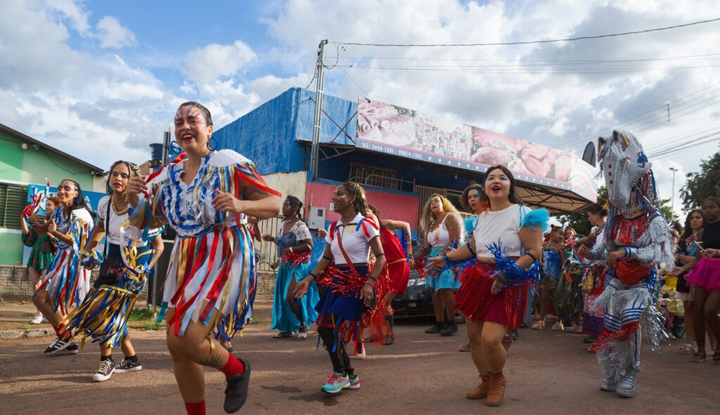 Folia Goiás reúne blocos tradicionais, cortejos culturais e diversão acessível no interior do estado