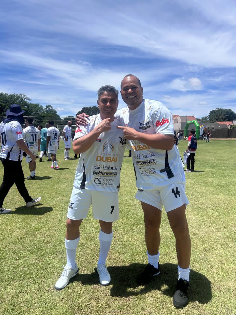 Evento reúne atletas, artistas e influenciadores em partida beneficente com arrecadação de alimentos para instituições sociais