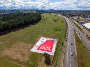 “Goiânia vai ter praia”: instalação gigante marca anúncio de terreno do novo complexo de surf na capital