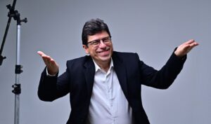 Christie Queiroz lança três obras da Turma do Cabeça Oca em Goiânia