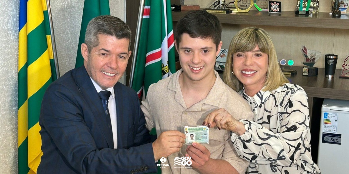 Detran-GO entrega CNH ao primeiro condutor com síndrome de Down em Goiás