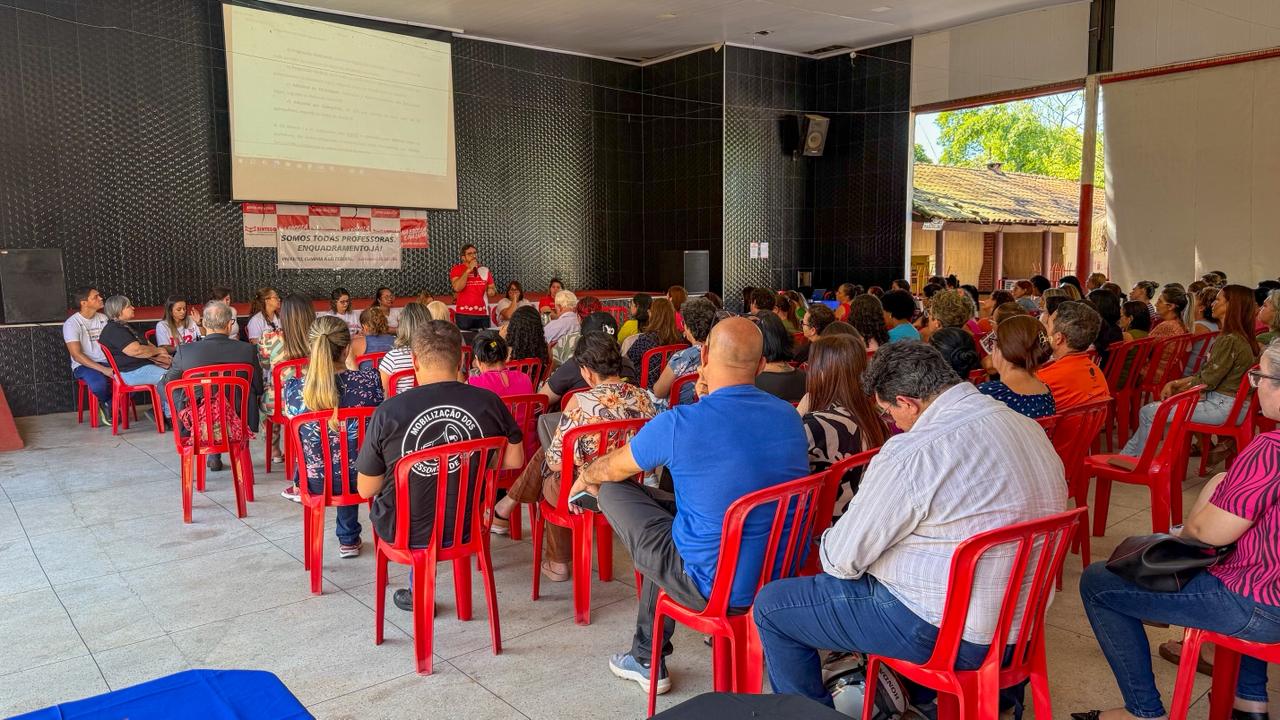 Servidores da educação de Aparecida fazem paralisação em frente ao Paço Municipal nesta quarta (15)