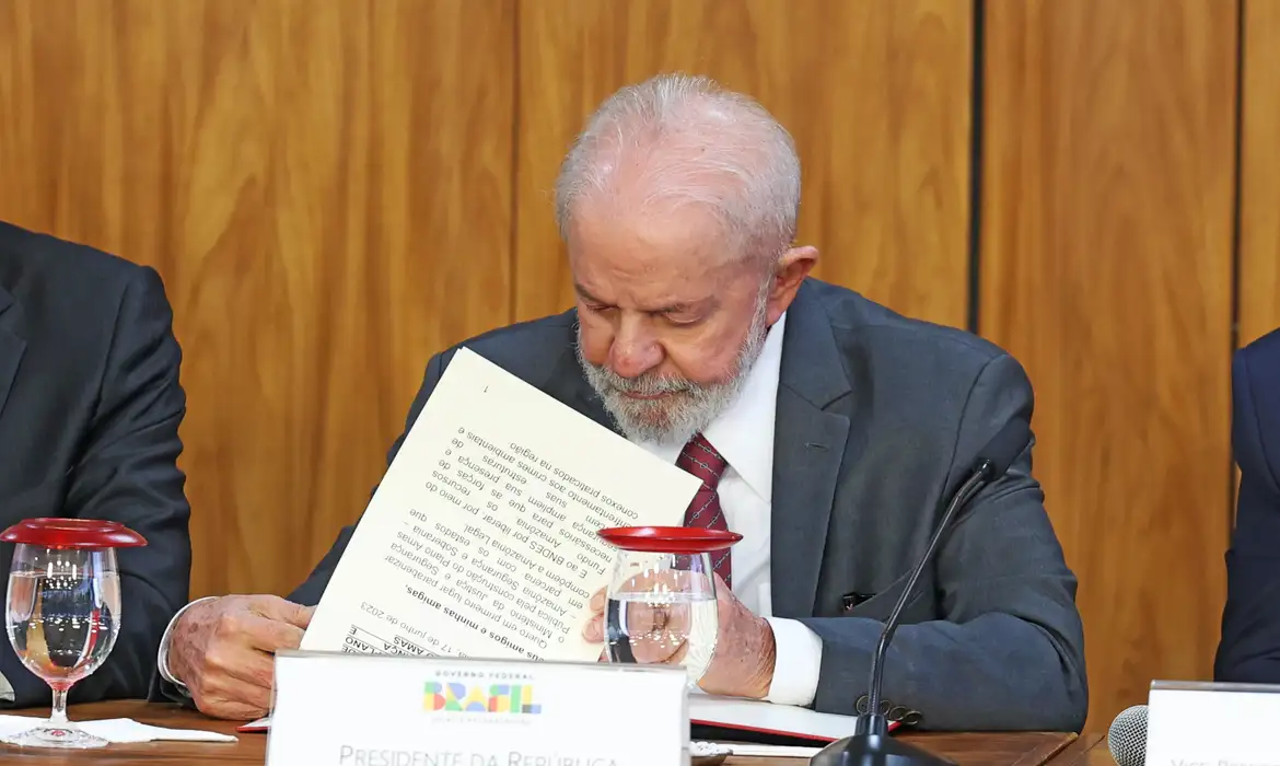 Lula veta projeto que reconhecia estágio como experiência profissional