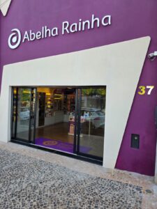 Abelha Rainha apresenta novo posicionamento focado em bem-estar e na democratização da beleza