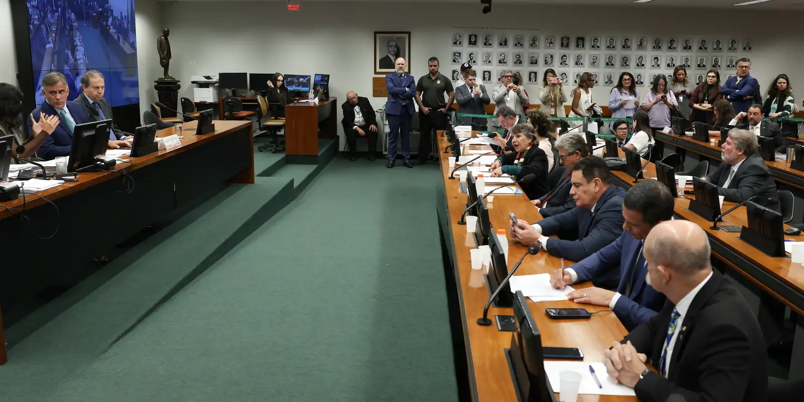 CCJ aprova redução da maioridade penal para 16 anos