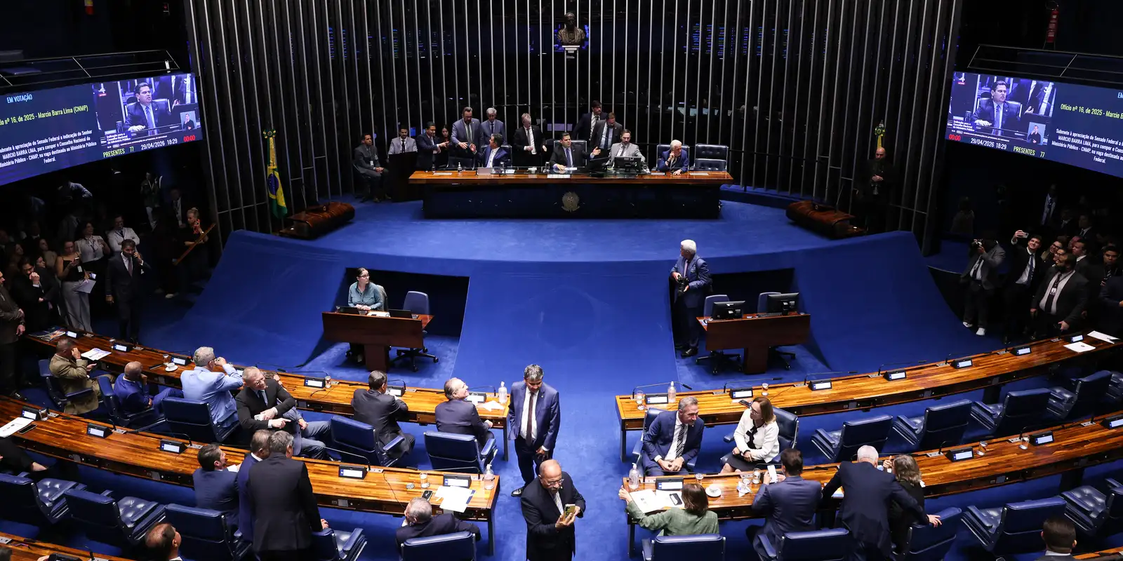 Alcolumbre trava PEC que acaba com escala 6×1 no Senado