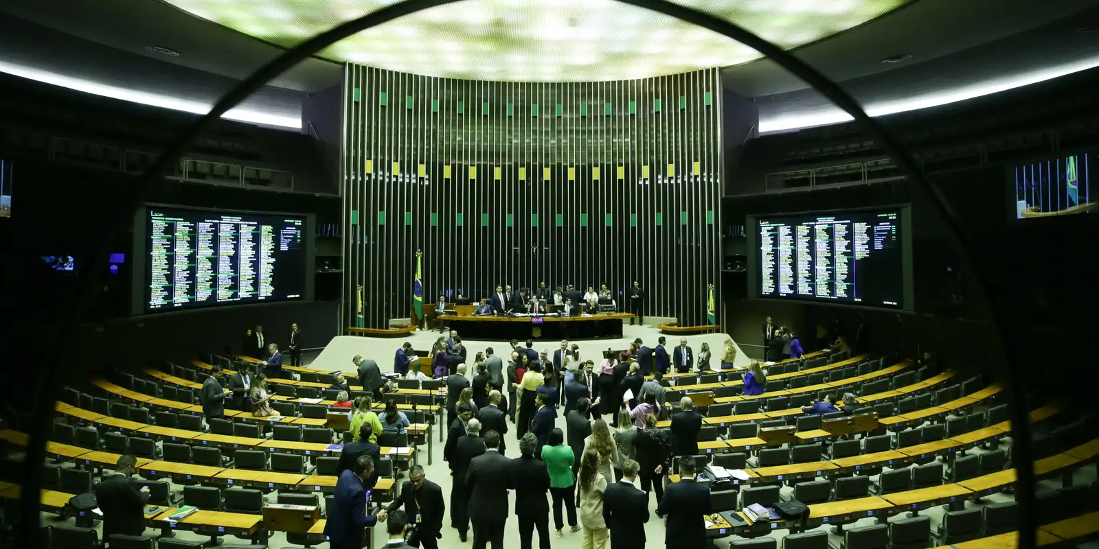 CCJ aprova redução da maioridade penal para 16 anos