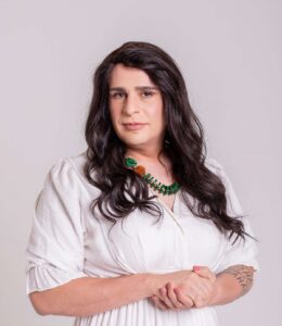 Fenômeno na internet, humorista Índio Behn traz a “Dra. Rosângela” ao Teatro Goiânia em agosto