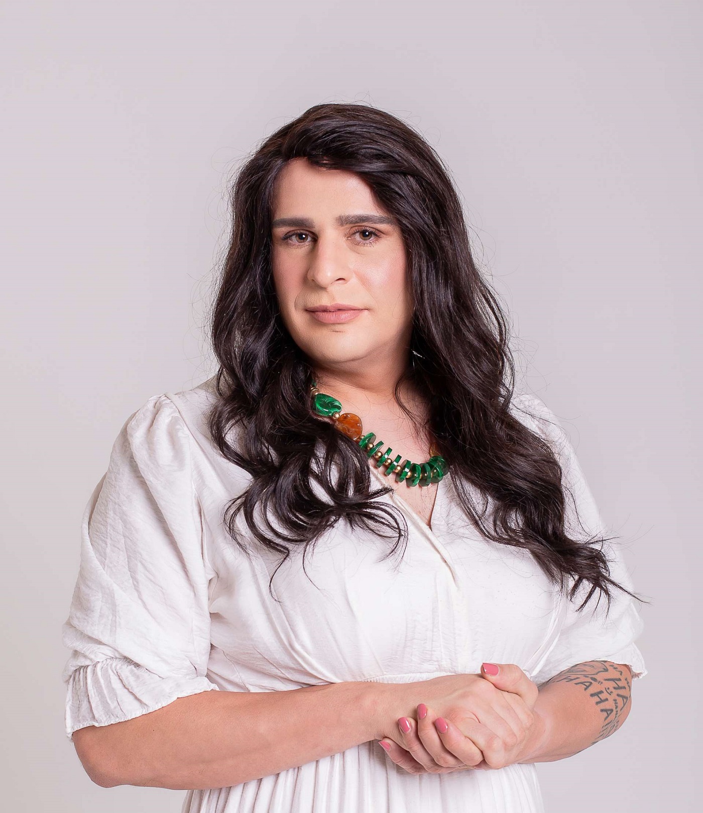 Fenômeno na internet, humorista Índio Behn traz a “Dra. Rosângela” ao Teatro Goiânia em agosto