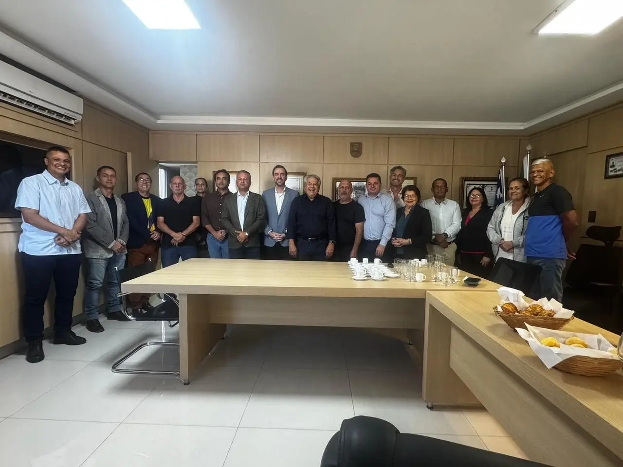 Gustavo Mendanha e Luiz do Carmo dialogam com militares estaduais em Goiás