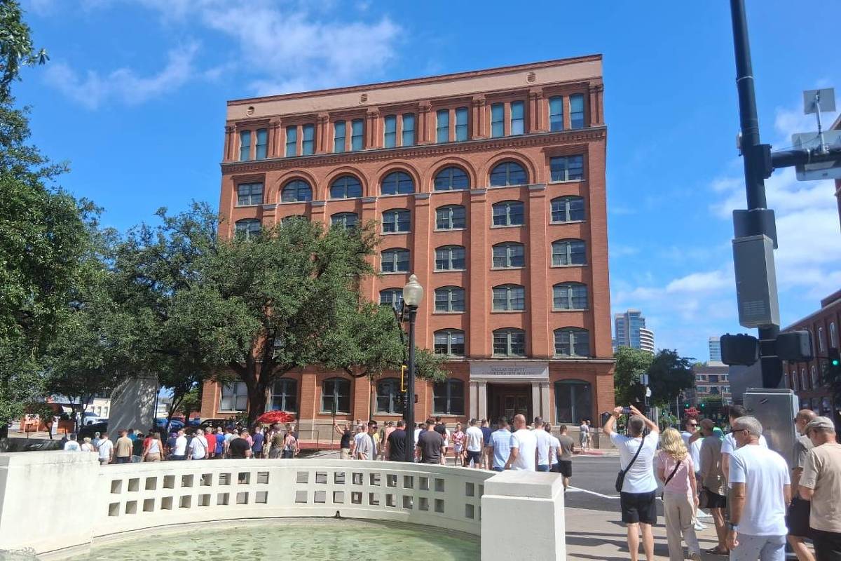 Local do assassinato de John F. Kennedy em Dallas atrai torcedores durante a Copa do Mundo de 2026