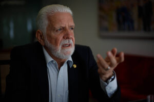 Campanha de Lula mantém foco em caso Master contra Flávio Bolsonaro e diferencia presidente de Jaques Wagner