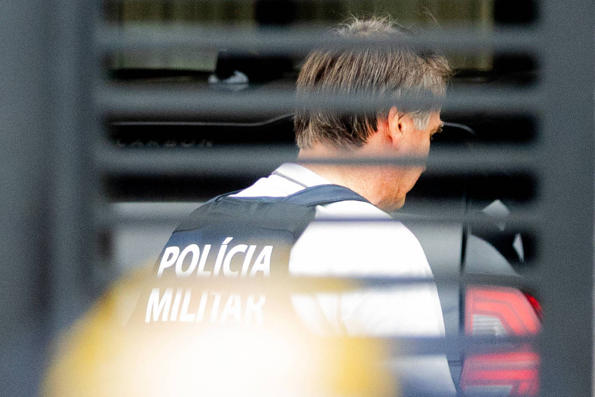 Militar do GSI tem pistola atribuída a Bolsonaro apreendida em blitz no Distrito Federal