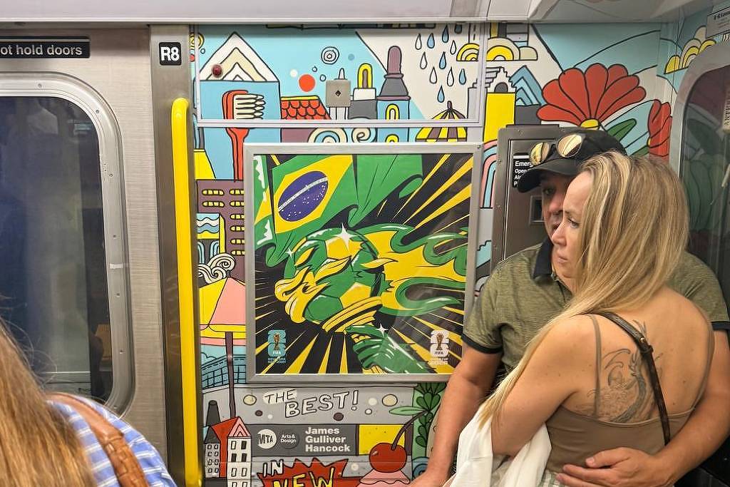 Metrô de Nova York ganha decoração temática da Copa do Mundo com vagão dedicado ao Brasil