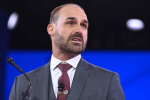 Eduardo Bolsonaro solicita que Donald Trump restabeleça sanções contra Alexandre de Moraes após condenação do STF
