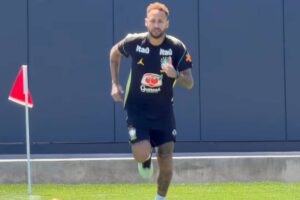 Neymar realiza primeiro treino em campo com a seleção brasileira nos EUA após lesão