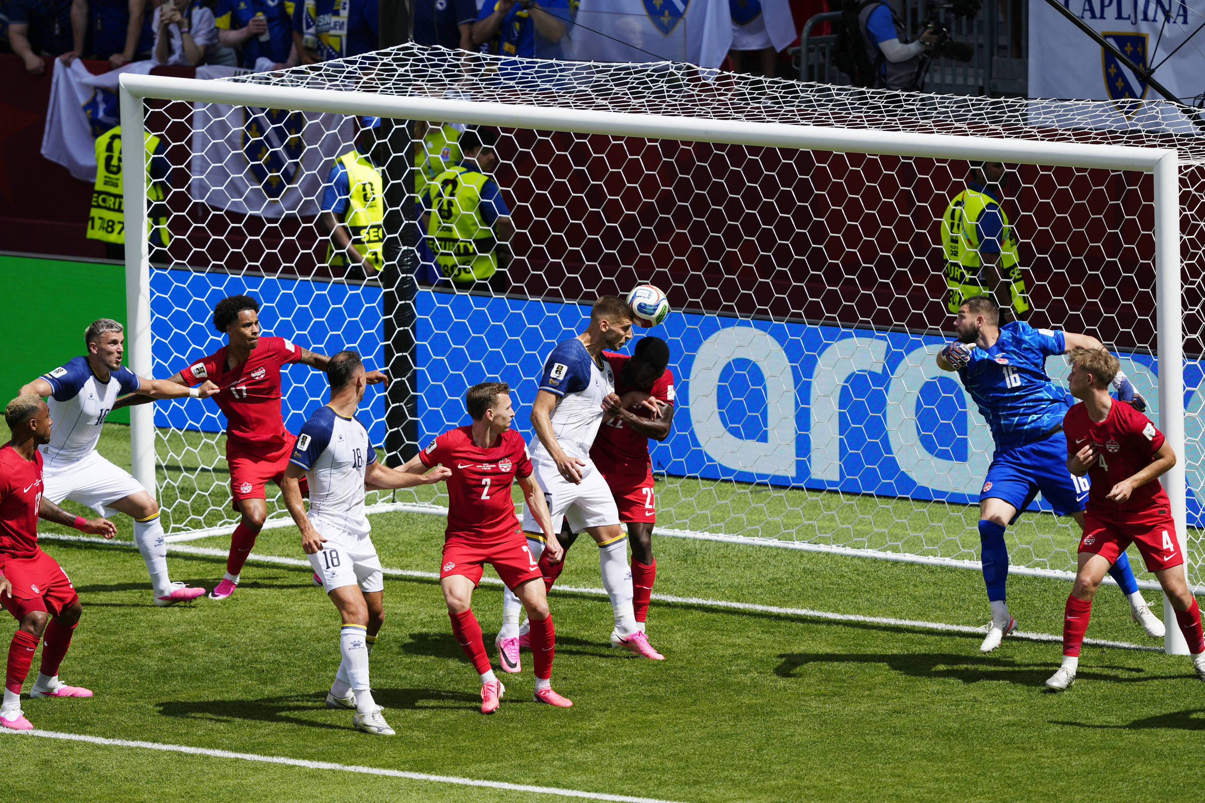Canadá arranca empate contra a Bósnia e, em casa, faz seu primeiro ponto em Copas