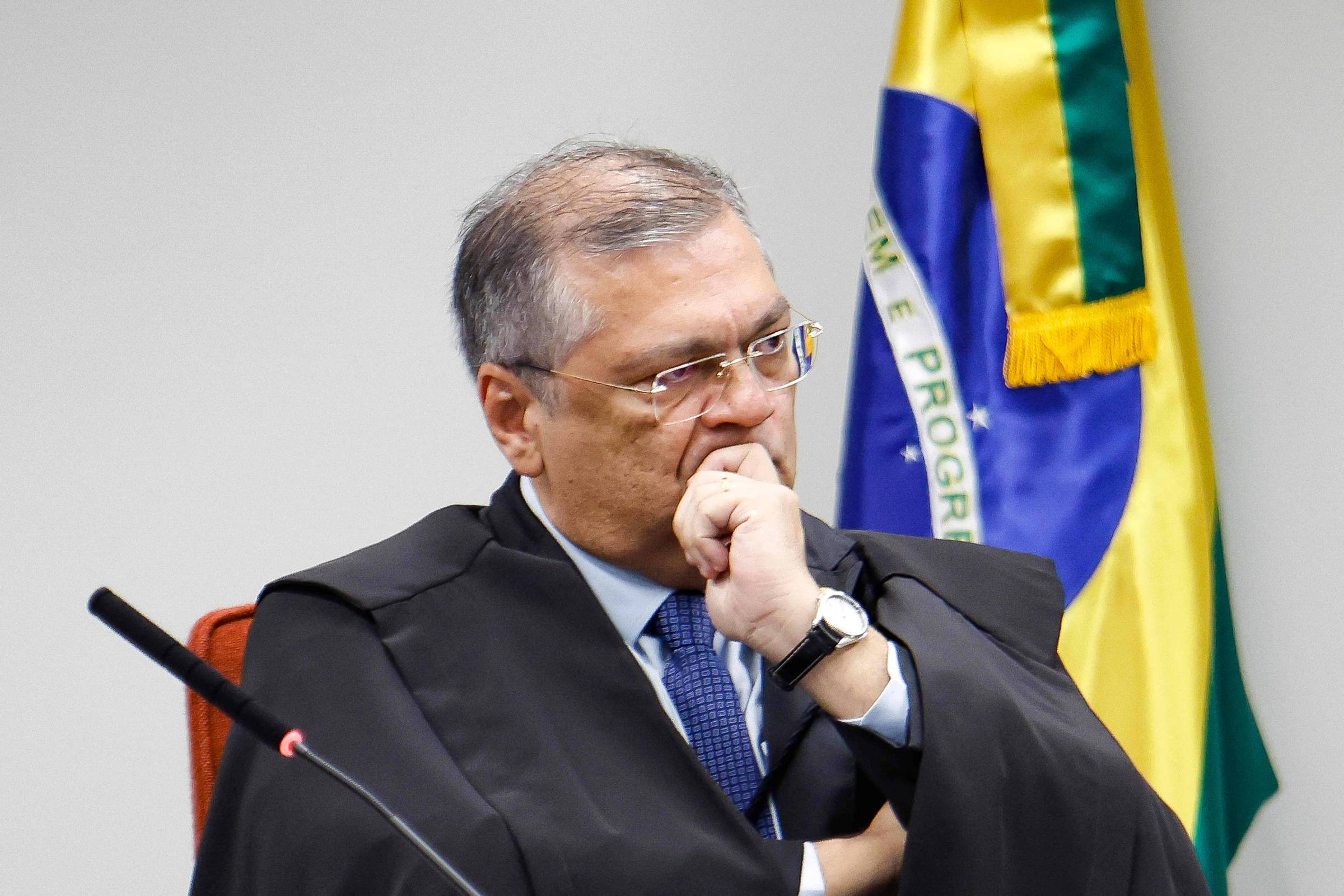 Ministro Flávio Dino afirma que cortes estrangeiras violam princípio da reciprocidade com STF após caso Zambelli
