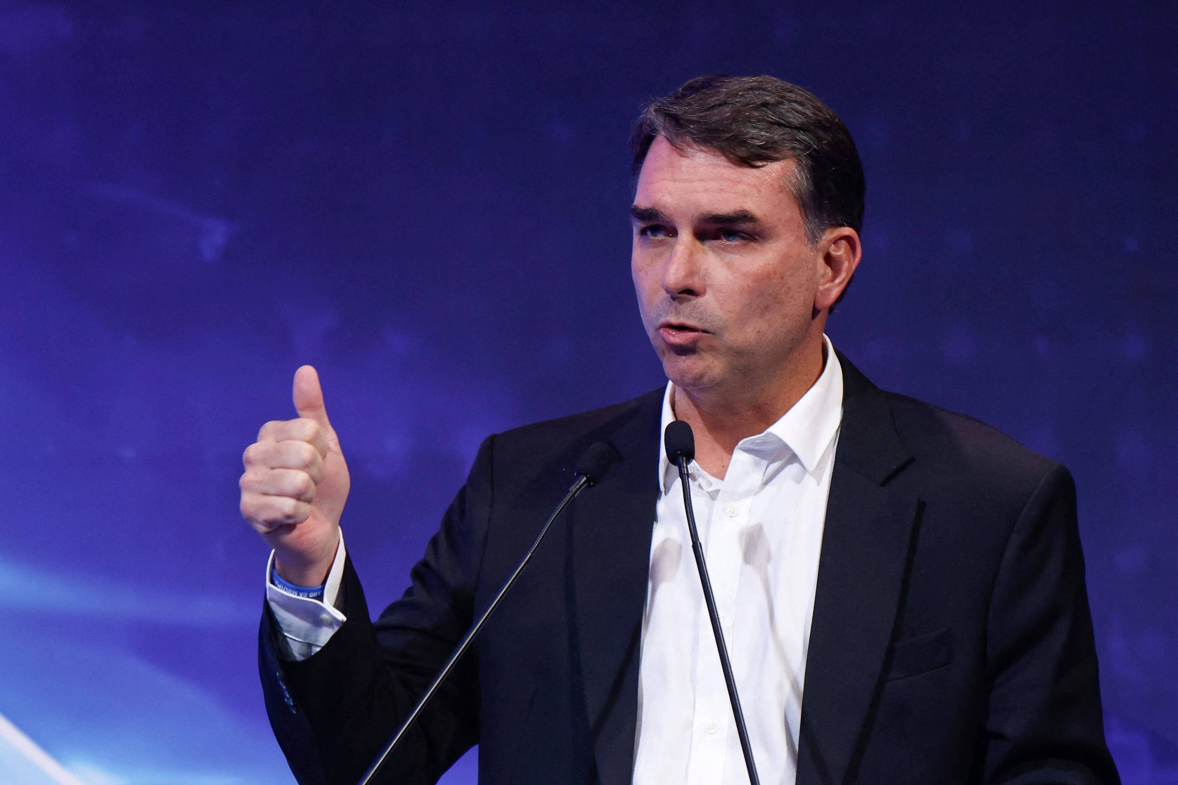 Flávio Bolsonaro reforça expectativa de mulher na vice e destaca importância de parceria qualificada na chapa presidencial