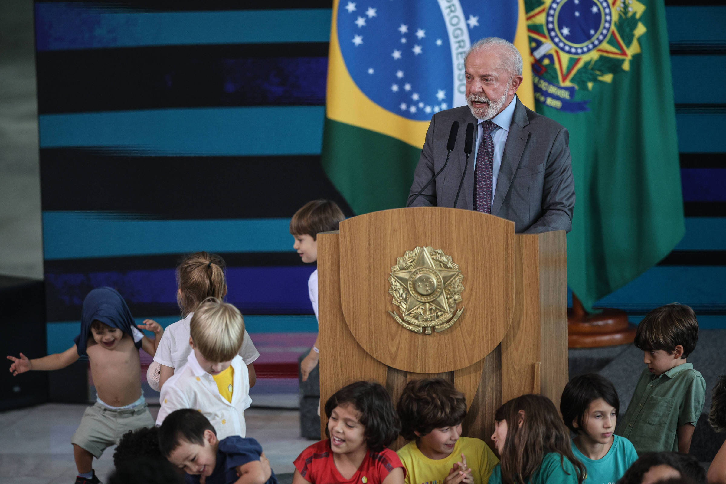 Campanha de Lula prioriza regulamentação das redes sociais e avalia impacto do ECA Digital antes de novas propostas