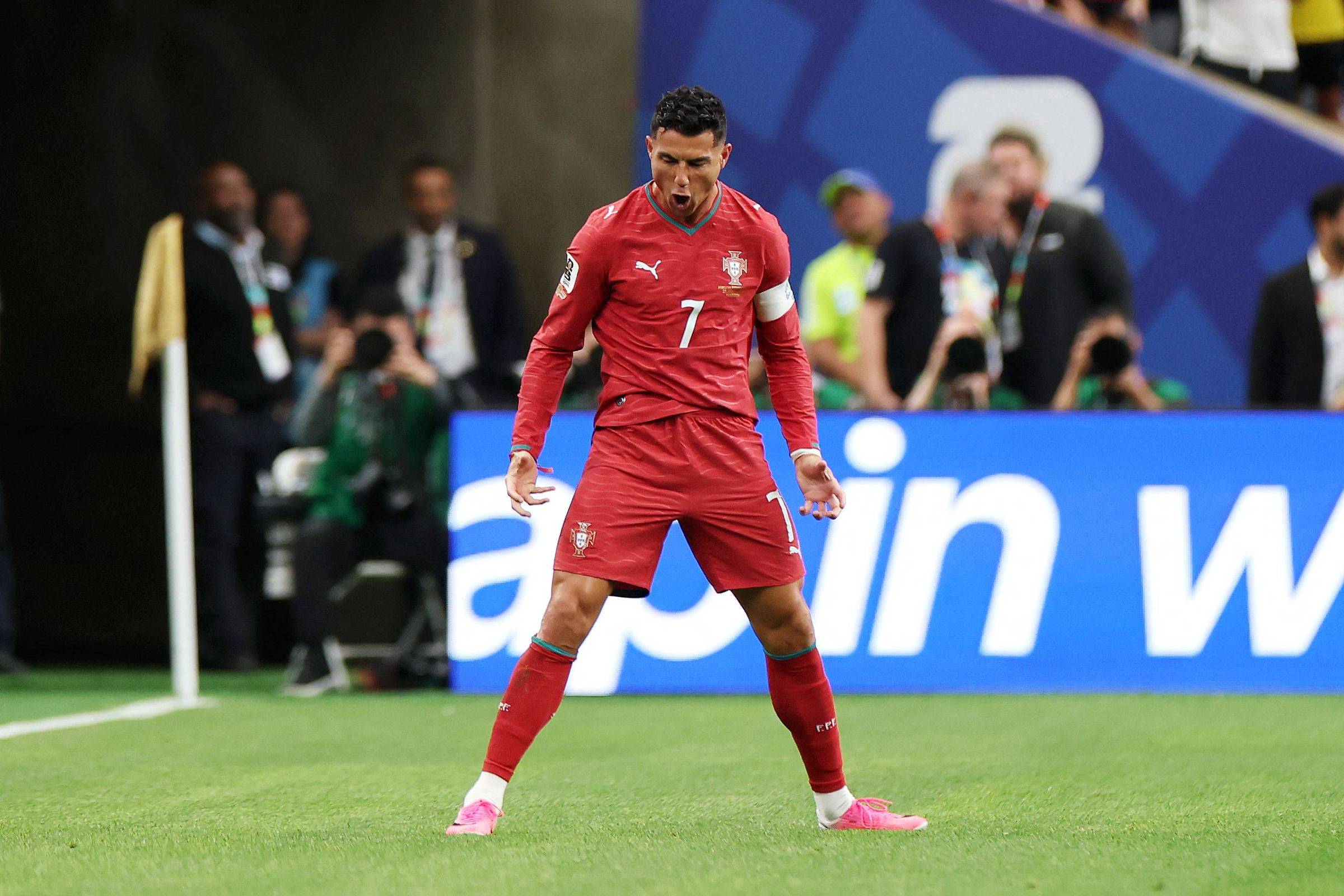 Cristiano Ronaldo se torna primeiro jogador a marcar em seis Copas do Mundo com gols contra Uzbequistão em 2026