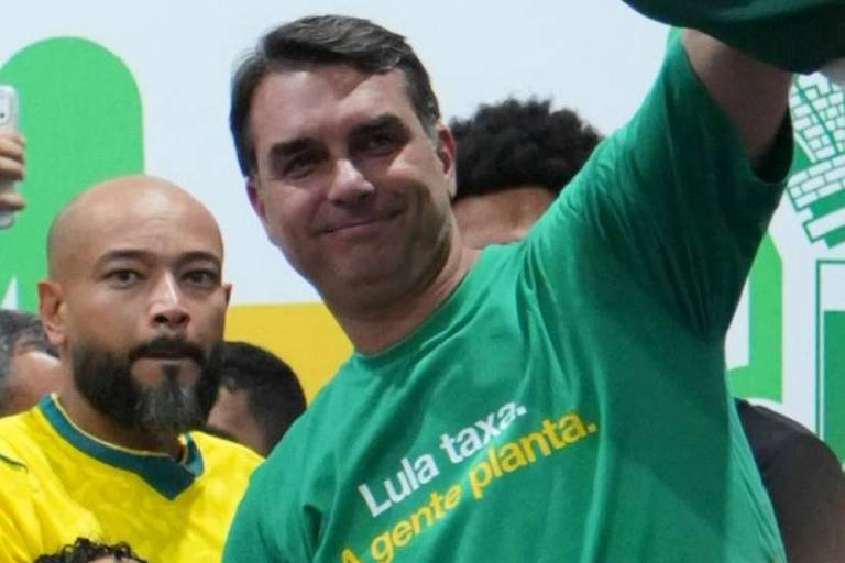 Flávio Bolsonaro usa camisa com mensagem em defesa da soberania da Amazônia durante agenda no Pará