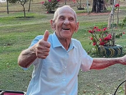 Morre Vovô Anésio, fenômeno da internet, aos 88 anos