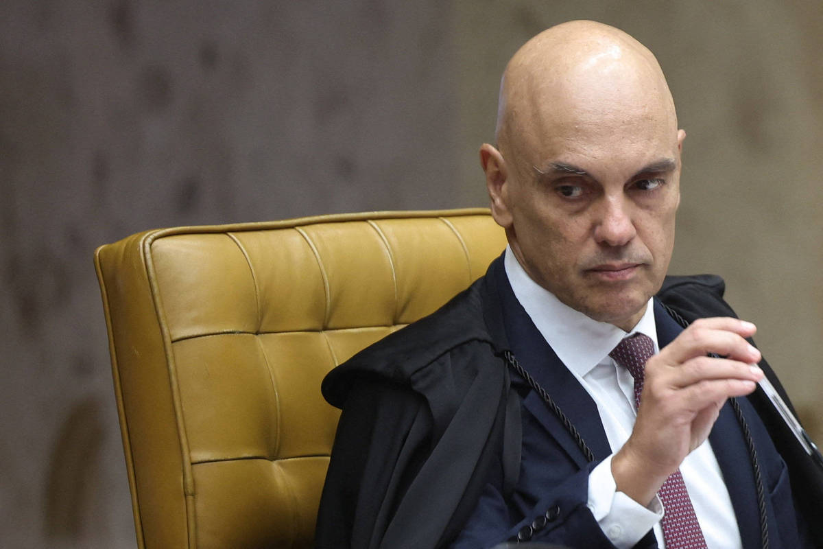 Defensoria Pública pede impedimento de Alexandre de Moraes e nulidade de ação contra Eduardo Bolsonaro