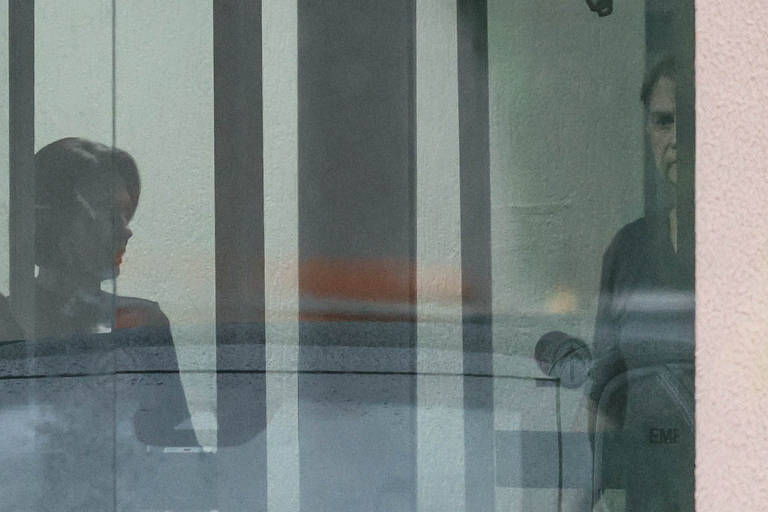 Apreensão de arma registrada em nome de Bolsonaro durante blitz em Brasília pode impedir prorrogação de prisão domiciliar por Alexandre de Moraes