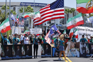Comunidade iraniana em Los Angeles protesta contra seleção do Irã na estreia da Copa do Mundo 2026