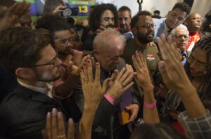 Disputa pelo voto evangélico entre Lula e Flávio Bolsonaro destaca temas sociais e valores religiosos
