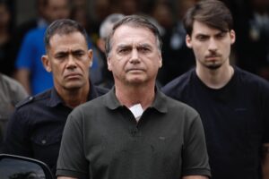 Bolsonaro presta depoimento de cinco minutos à Polícia Civil sobre arma apreendida em blitz
