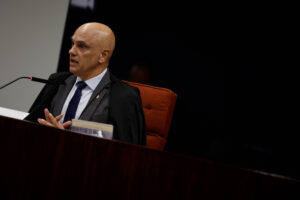 Moraes avalia que arma apreendida com segurança de Bolsonaro pode ser falta grave e levar à revogação da prisão domiciliar