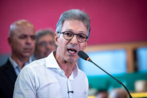 Zema anuncia exigência de estudo apenas para homens no Bolsa Família, citando atribuições domésticas das mulheres