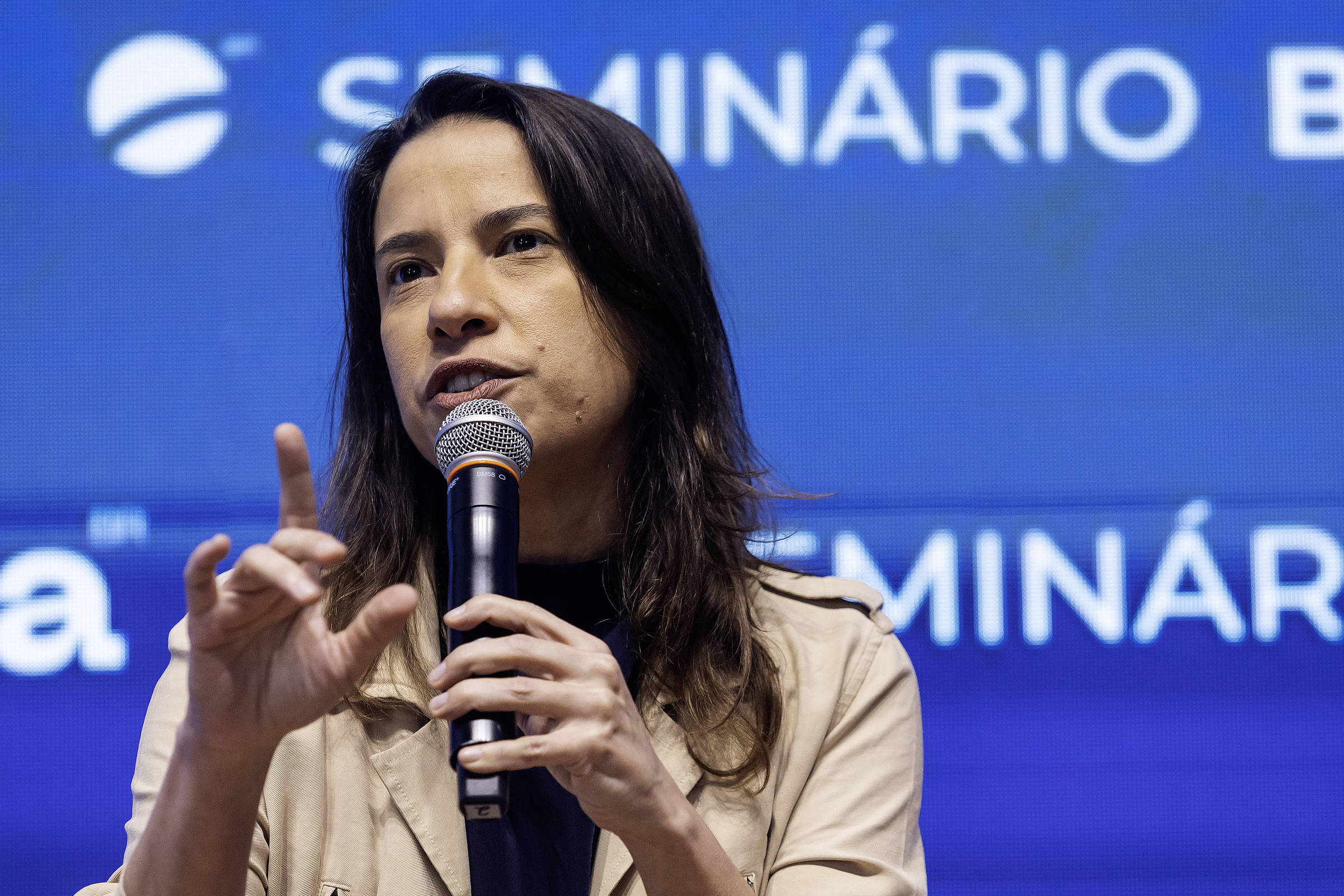 Governadora de PE faz agendas políticas com avião anunciado para atendimento médico
