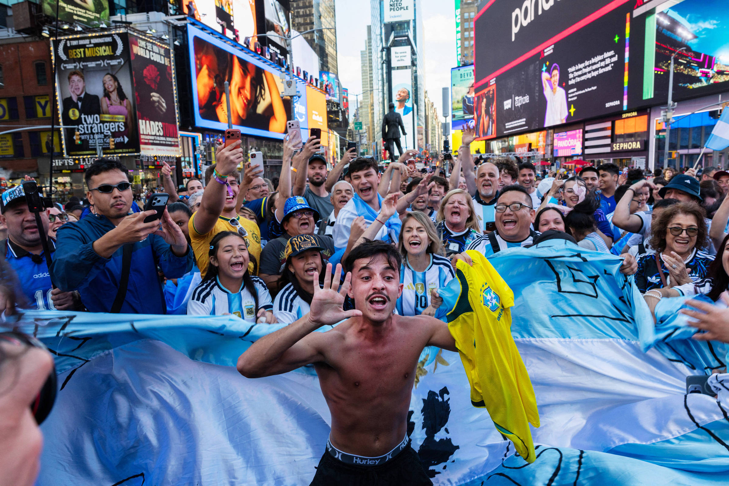 Times Square, cartão turístico de Nova York, torna-se ponto de encontro e termômetro do futebol na Copa do Mundo 2026