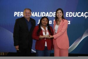 Prêmio Educação homenageia jovem do Marajó que percorreu 70 km para realizar o Enem