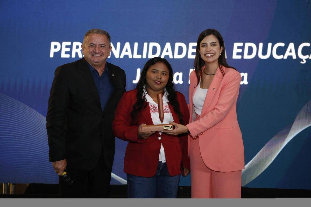 Prêmio Educação homenageia jovem do Marajó que percorreu 70 km para realizar o Enem