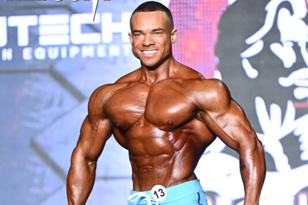 Erro na reposição de glicogênio faz Vitor Chaves cair três posições no Olympia 2025