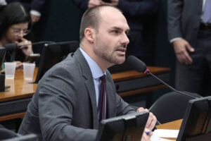 Especialistas alertam que chapa ao Senado pode ser cassada se PL mantiver Eduardo Bolsonaro como suplente