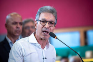 Romeu Zema é desconvidado de evento do Novo em SC após críticas a Flávio Bolsonaro